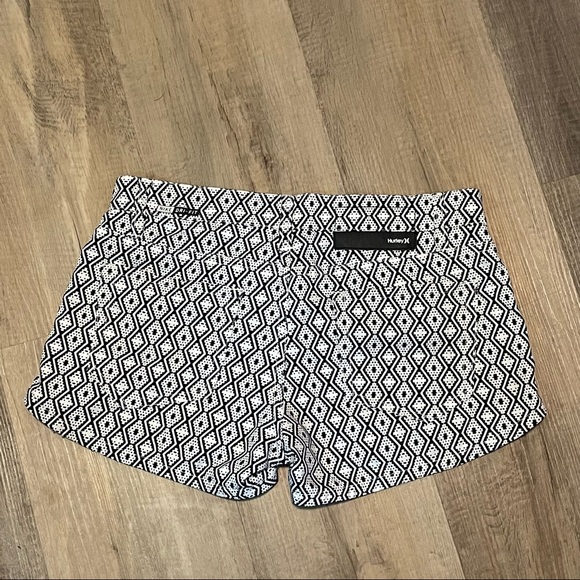 Hurley Nike dri-fit women’s size 25 (M) shorts, black and white - Picture 3 of 8